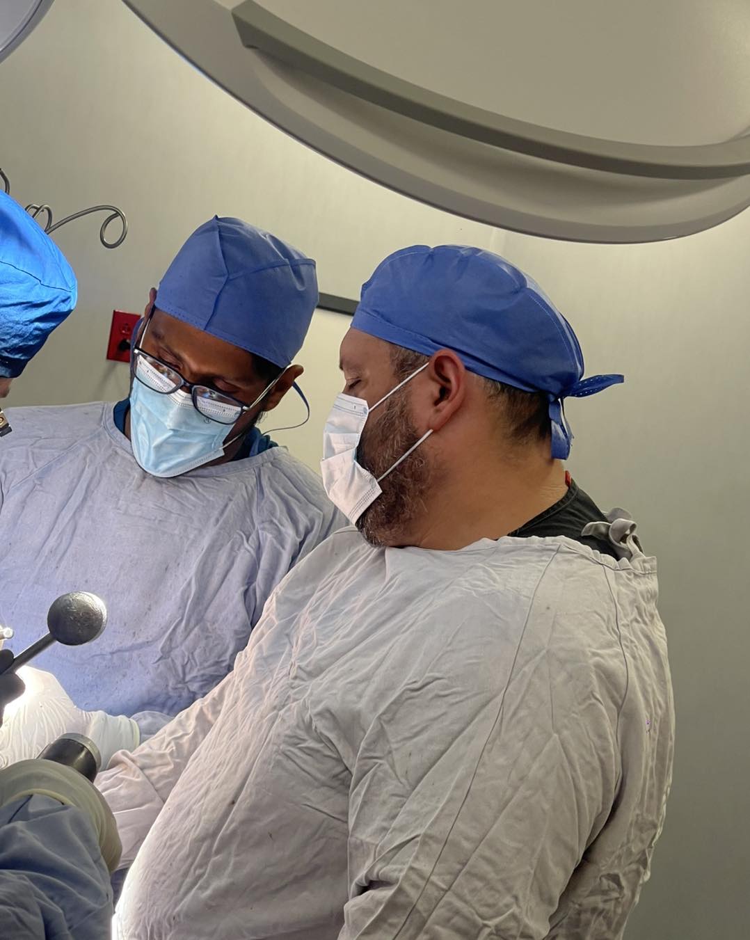 [Imagen de un médico examinando una rodilla]