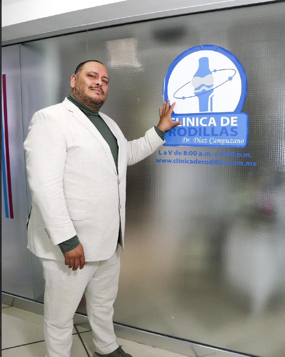 [Imagen de un médico examinando una rodilla]